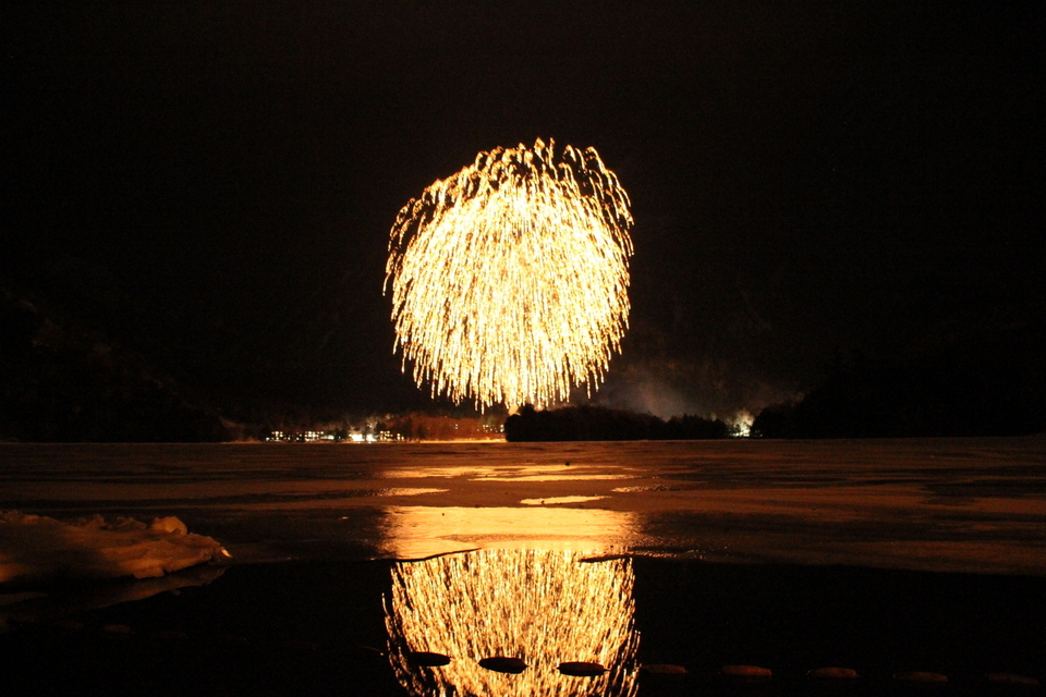 雪上の湯元温泉花火大会